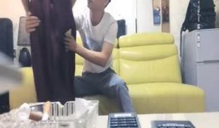 气质美乳少妇被小帅哥勾搭上了就在沙发干柴烈火～