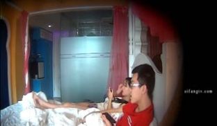 身材苗条的小妹妹水多叫声淫荡，鲜肉弟弟又粗又长连