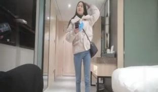 约了个白皙长发的苗条妹子啪啪~没想到外套一脱这么