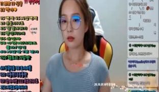 [韩国] 漂亮眼镜妹子淫荡舔奶～美尻美乳真是好看