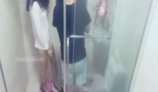 鹿少女剧情演绎家里热水器不出水叫色男邻居帮忙然后