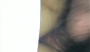 性感漂亮的牛仔短裙美女和刚认识的网友一起吃夜宵时