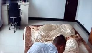 锅盖头小哥大白天挑逗在睡觉的媳妇实在忍不住了脱光