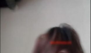 趁朋友出差约他性感漂亮的女友来家做客~期间不停挑