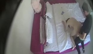 情景有些搞笑的水滴摄像头偷拍样子猥琐的四眼仔让大