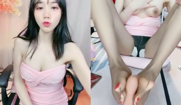 很骚的美女主播性感情趣装水狂流