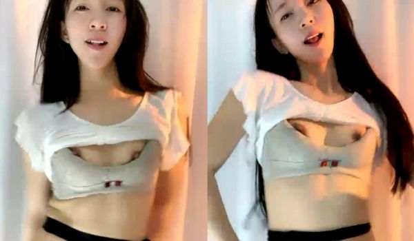气质美女直播间穿着丝袜揉奶诱惑