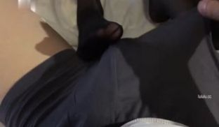 约拍的大学生 还得给她买黑丝才行 黑丝足交 手撸