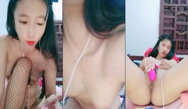 年轻的小妈露脸黑丝情趣诱惑，还能挤出奶水，花好妆