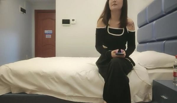 紧接第二场满背纹身外围少妇，特写手指揉穴扣弄，舔