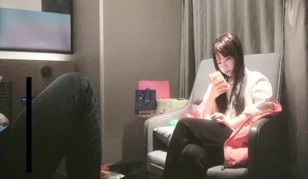 圆脸粉衣妹子 口交舔弄抽插猛操搞一半掉了