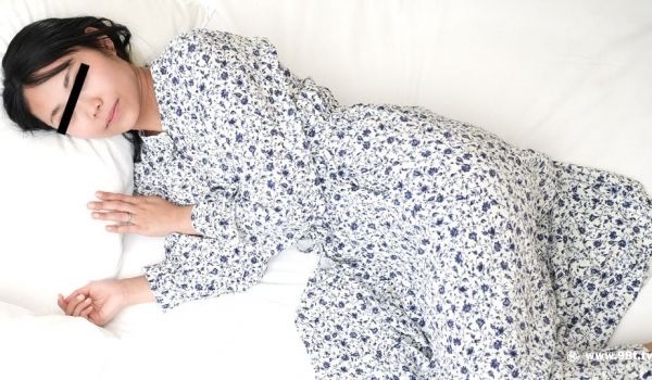 高价双飞极品长发黑丝美女，伸进内裤里摸骚逼，摸得