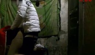 待拆迁区洞中偸拍没有女友样子还很帅气的小伙子嫖个