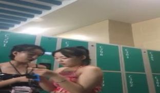 坑爹女主播潜入浴场更衣室洗浴间偷拍今天选的时间段