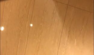 大鸡巴哥和学院派女神玩刺激的在餐厅的厕所里啪啪自