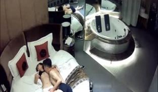 喷血推荐-豪华套房11月偷拍气质漂亮的短发美女被