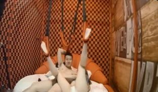 主题情趣宾馆拍摄到的平头男与眼镜女友疯狂啪啪 穿