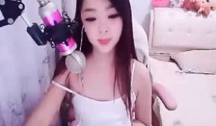 人气长发女神可琪镜头前摸奶抠逼与网友激情互动 对