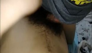 早上正在睡觉被合租房子的性感长腿小嫂子玩弄鸡鸡要