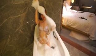 果哥出品极品蜜桃美臀媚妖精艾晓青《灵欲美臀浴》白