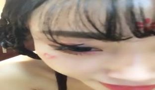 手机直播美女主播古妆秀室友剃须刀帮忙刮毛
