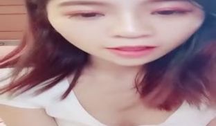 手机直播颜值不错妹子皮肤白皙床上漏奶漏逼自摸诱惑