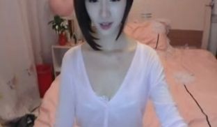 恋夜秀站短髮女神主播现场直播黄瓜自嗨大秀