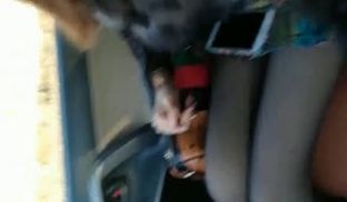 富姐搭讪坐顺风车被下迷药拉到偏僻处车震对白有趣