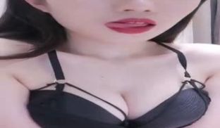 网红清纯白虎女神主播菲菲现场直播电动玩具假鸡鸡齐