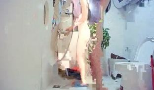 清纯性感美女主播现场直播洗澡时被男友拉到床上各种