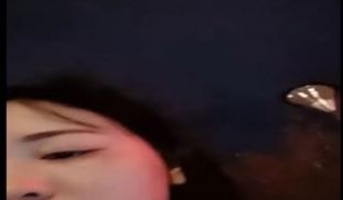 样子很良家的少妇晚上出击勾搭广场舞大爷广场吃完奶