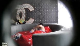香奈儿情趣套房偷拍庞克头和身材不错妹子约啪下面逼