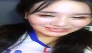 非常会玩骚气女主播情趣球衣双马尾肛塞乳夹逼拔罐道