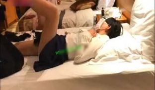 重磅福利-穿着薄丝袜超短裙的美女主播小雨酒吧和2
