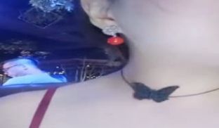 貌美少妇主播打扮成坐台小姐酒吧勾搭帅哥开房啪啪直