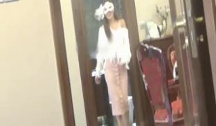 街头搭讪魔鬼身材性感美胸小野猫,长裙里竟光着屁股