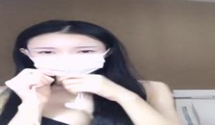 苗条长发美女主播脱光光床上全裸自摸秀