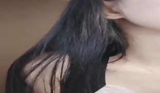 苗条长发美女主播情趣女仆装脱光光床上全裸自摸秀