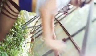 爲了吸粉网红大波 妹空姐制服约炮友大白天在路边宣