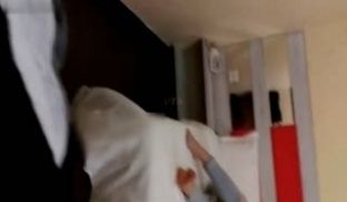 吃饭故意灌醉陪酒小妹然后带到酒店把衣服一件件慢慢