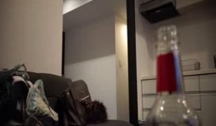 18岁女仆情趣装小美女，被父亲背上突然感受到的色