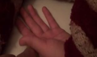 19岁的失恋小姐姐吃完安眠药后被朋友趁机偷偷塞入