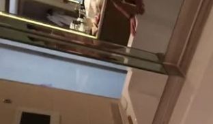 杭州艺术院校文静漂亮的小美女每周都要在酒店被包养