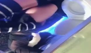 女神级美女和炮友剧情演绎-酒吧唱歌上厕所被人闯进