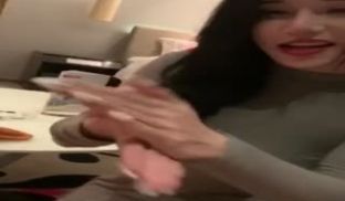 够骚！蛇精脸网红和男友自拍~舔脚毒龙样样精通