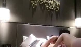 酒店电召两个兼职援交女双飞~轮流操起来~很爽。