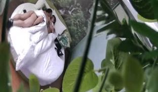 特色酒店偷拍胸大漂亮的美女被男抱到床上美女激烈反