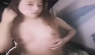 被人带进圈子的大一的妹子 宿舍床上制服换衣私拍