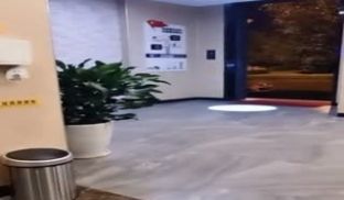 身材苗条_皮肤白皙的长发美女主播_穿着白衬衫在公