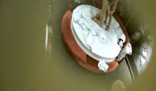 精品特色主题酒店偷拍农民工模样小伙带着乡下女友开